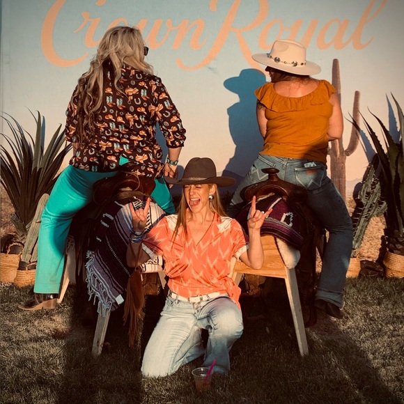 Meet your Posher, KT - Picture 1 of 8